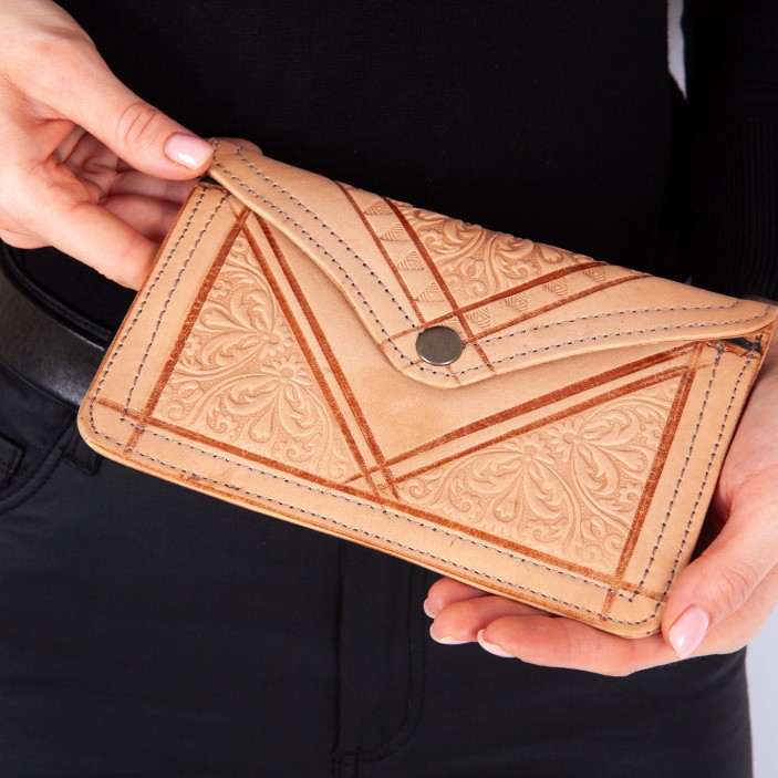 Elegancka, ręcznie wykonana kopertówka z naturalnej skóry prosto z Maroka. Ozdobiona unikalnymi tłoczeniami, łączy tradycję z nowoczesnym stylem. Idealna na co dzień i na prezent! (3)