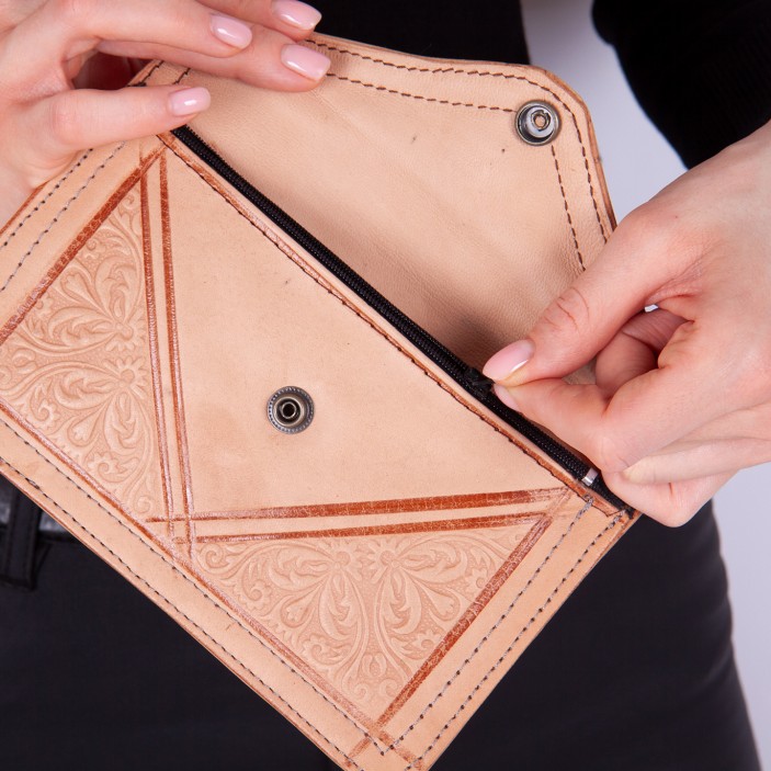 Elegancka, ręcznie wykonana kopertówka z naturalnej skóry prosto z Maroka. Ozdobiona unikalnymi tłoczeniami, łączy tradycję z nowoczesnym stylem. Idealna na co dzień i na prezent! (6)