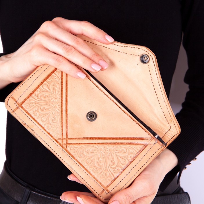 Wyjątkowa kopertówka z naturalnej skóry – ręczna robota, piękne tłoczenia i doskonała jakość. Zamów teraz i podkreśl swój styl unikalnym dodatkiem z Maroka! (4)