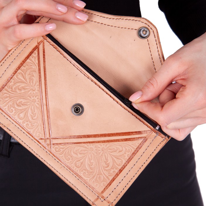 Wyjątkowa kopertówka z naturalnej skóry – ręczna robota, piękne tłoczenia i doskonała jakość. Zamów teraz i podkreśl swój styl unikalnym dodatkiem z Maroka! (6)