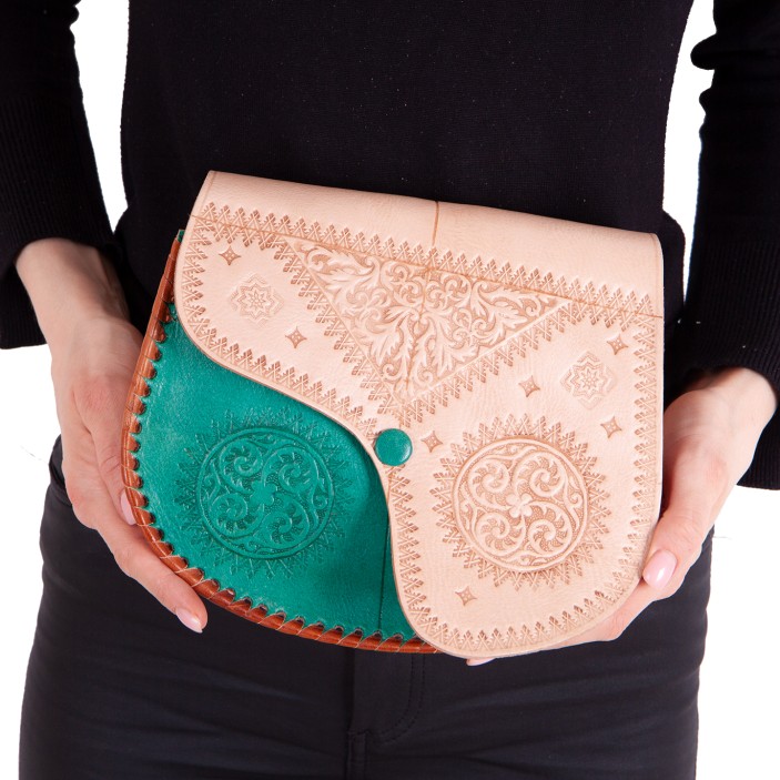 Unikatowa torebka z naturalnej skóry – elegancki dodatek inspirowany orientem, wykonany ręcznie przez marokańskich rzemieślników. (2)
