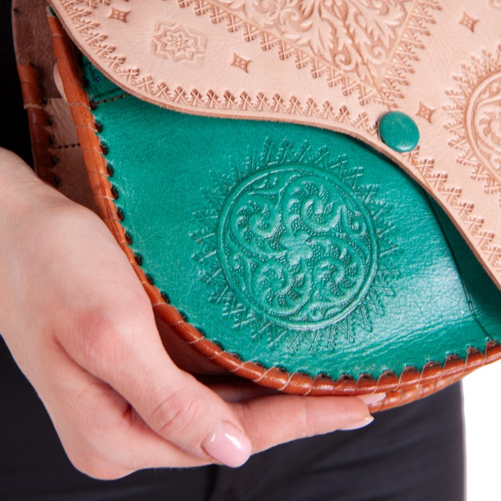 Unikatowa torebka z naturalnej skóry – elegancki dodatek inspirowany orientem, wykonany ręcznie przez marokańskich rzemieślników. (5)