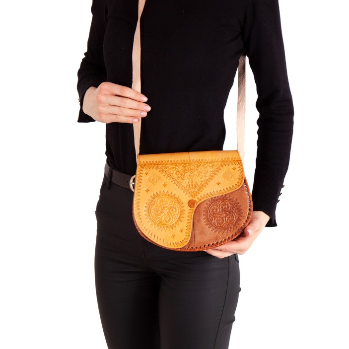 Stylowa skórzana torebka handmade – klasyczny design, orientalne wzory i trwałe wykonanie, idealne dla miłośniczek etnicznych akcesoriów. (2)