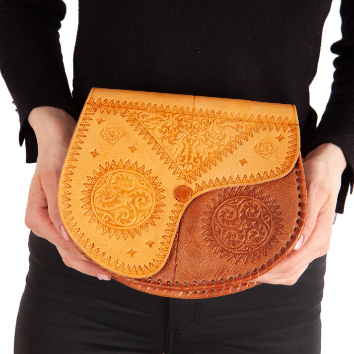 Stylowa skórzana torebka handmade – klasyczny design, orientalne wzory i trwałe wykonanie, idealne dla miłośniczek etnicznych akcesoriów. (3)