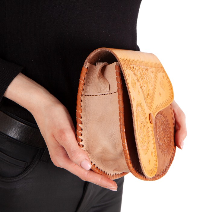 Stylowa skórzana torebka handmade – klasyczny design, orientalne wzory i trwałe wykonanie, idealne dla miłośniczek etnicznych akcesoriów. (4)