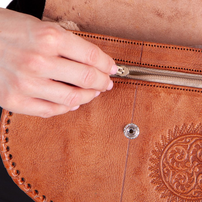 Stylowa skórzana torebka handmade – klasyczny design, orientalne wzory i trwałe wykonanie, idealne dla miłośniczek etnicznych akcesoriów. (6)