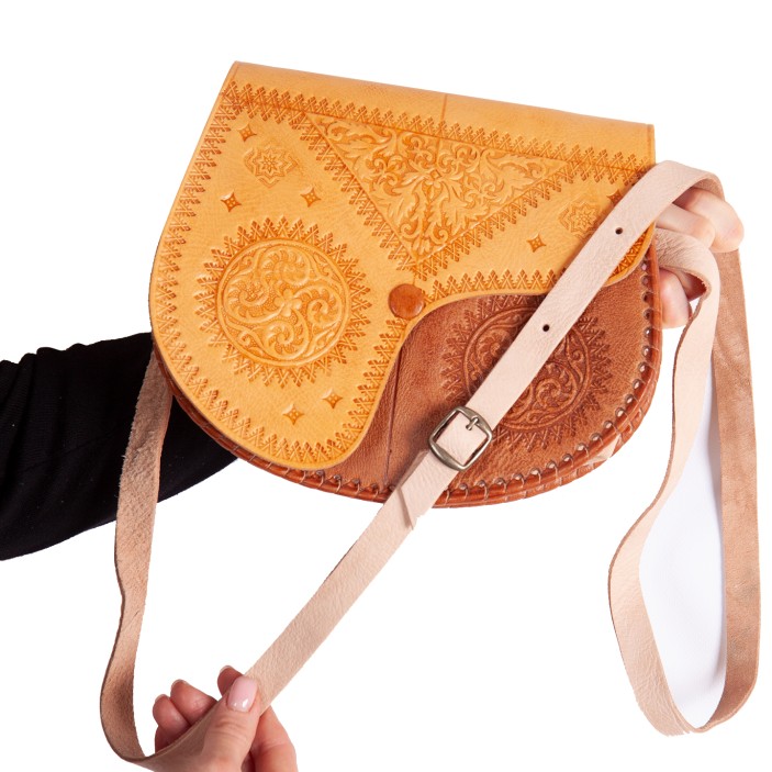 Stylowa skórzana torebka handmade – klasyczny design, orientalne wzory i trwałe wykonanie, idealne dla miłośniczek etnicznych akcesoriów. (8)