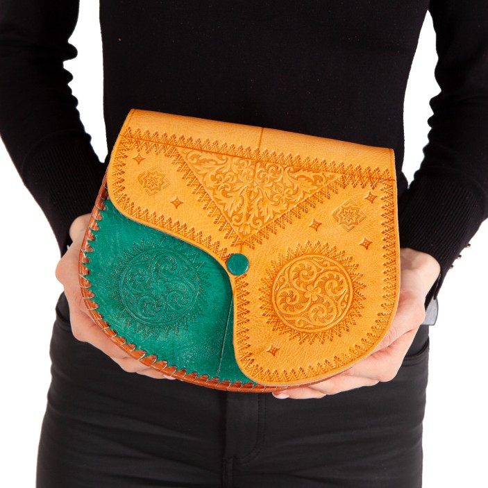 Skórzana torebka w orientalnym stylu – połączenie tradycji i funkcjonalności, ręczne zdobienia i solidne materiały prosto z Maroka. (2)