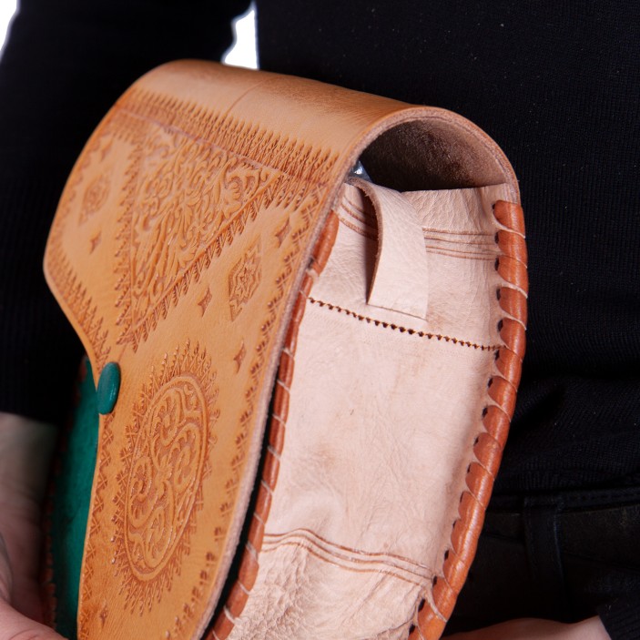 Skórzana torebka w orientalnym stylu – połączenie tradycji i funkcjonalności, ręczne zdobienia i solidne materiały prosto z Maroka. (5)