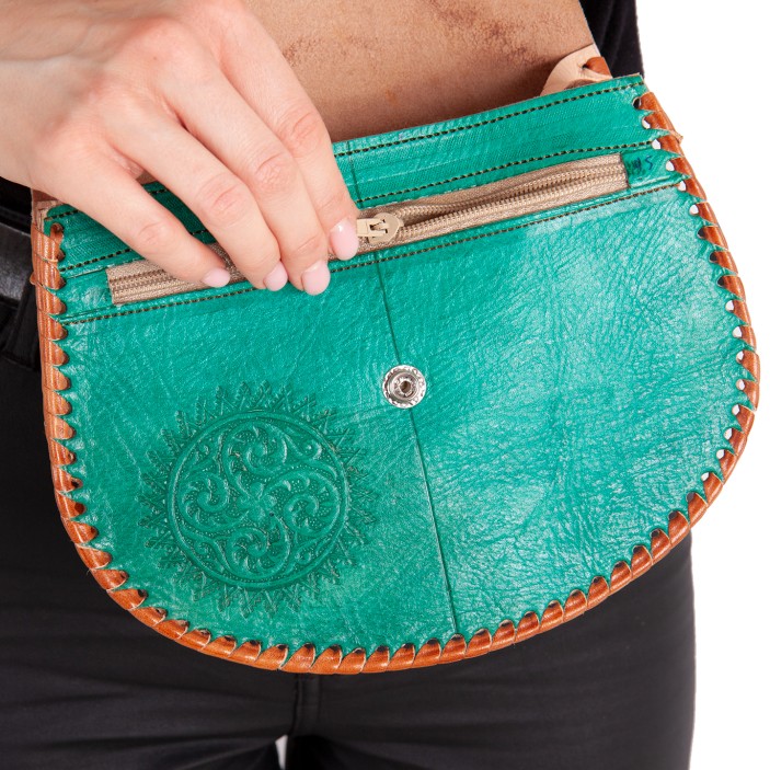 Skórzana torebka w orientalnym stylu – połączenie tradycji i funkcjonalności, ręczne zdobienia i solidne materiały prosto z Maroka. (6)