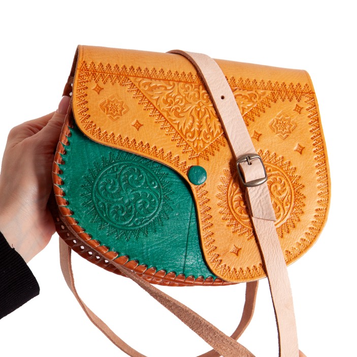 Skórzana torebka w orientalnym stylu – połączenie tradycji i funkcjonalności, ręczne zdobienia i solidne materiały prosto z Maroka. (8)