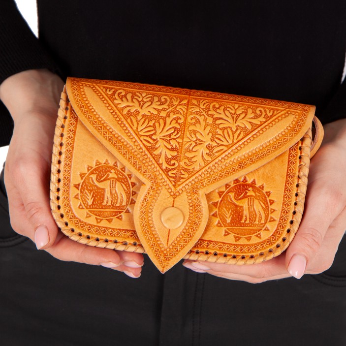 Ręcznie robiona miodowa portmonetka skórzana z tłoczonymi motywami wielbłądów. Marokańskie rzemiosło, praktyczne kieszenie, unikatowy design. (1)