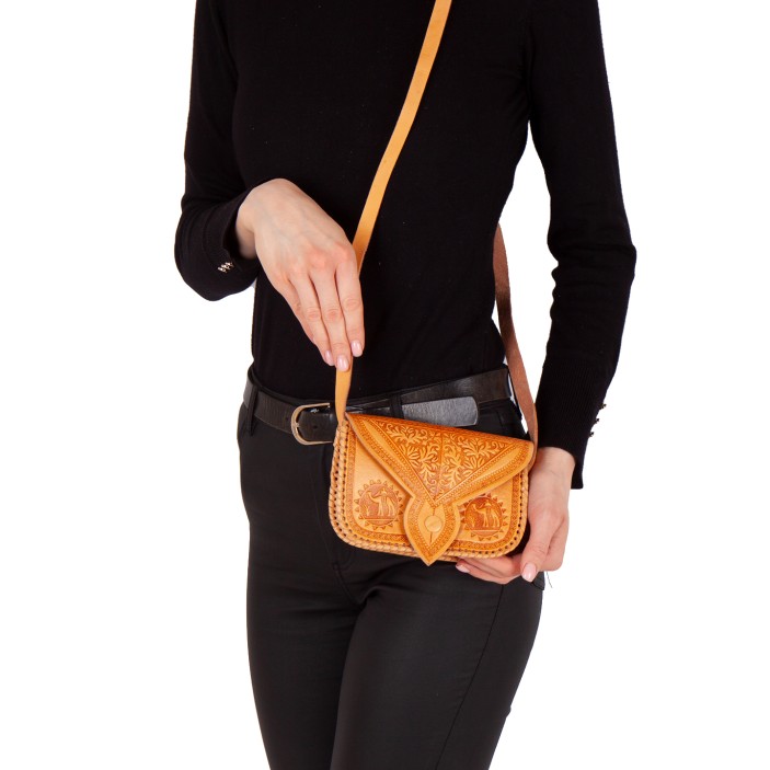 Ręcznie robiona miodowa portmonetka skórzana z tłoczonymi motywami wielbłądów. Marokańskie rzemiosło, praktyczne kieszenie, unikatowy design. (2)