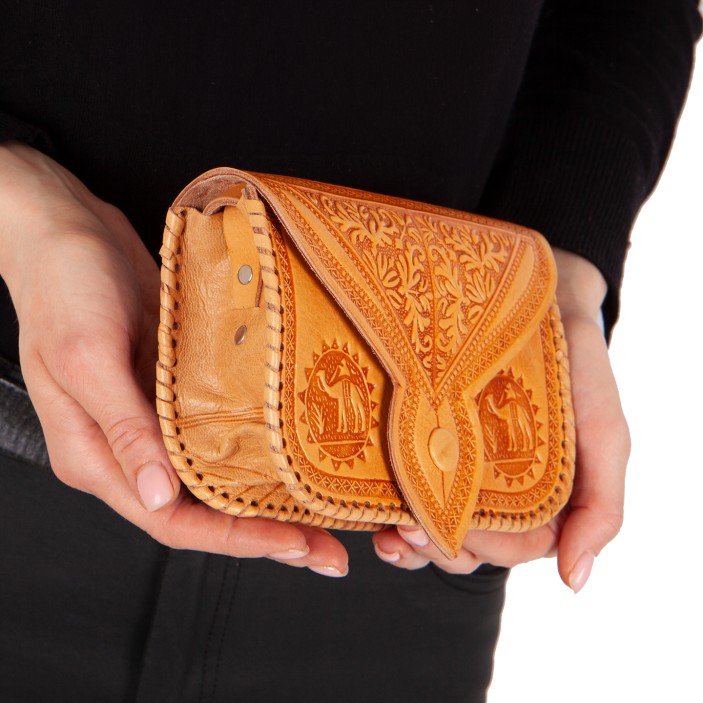 Ręcznie robiona miodowa portmonetka skórzana z tłoczonymi motywami wielbłądów. Marokańskie rzemiosło, praktyczne kieszenie, unikatowy design. (3)