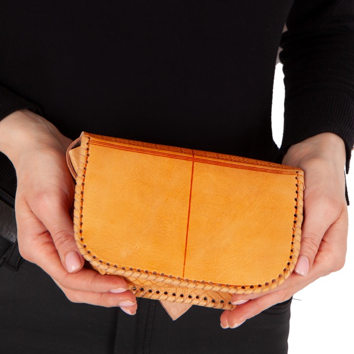 Ręcznie robiona miodowa portmonetka skórzana z tłoczonymi motywami wielbłądów. Marokańskie rzemiosło, praktyczne kieszenie, unikatowy design. (4)