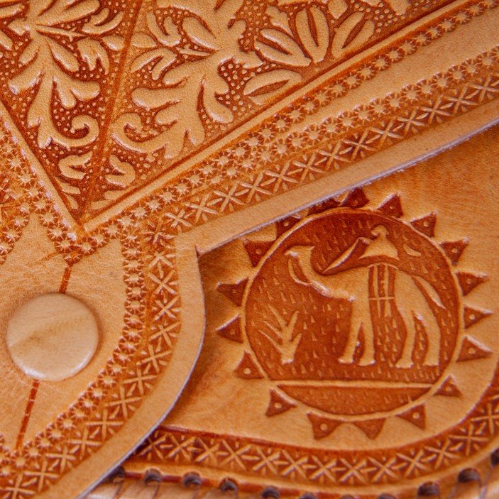 Ręcznie robiona miodowa portmonetka skórzana z tłoczonymi motywami wielbłądów. Marokańskie rzemiosło, praktyczne kieszenie, unikatowy design. (6)