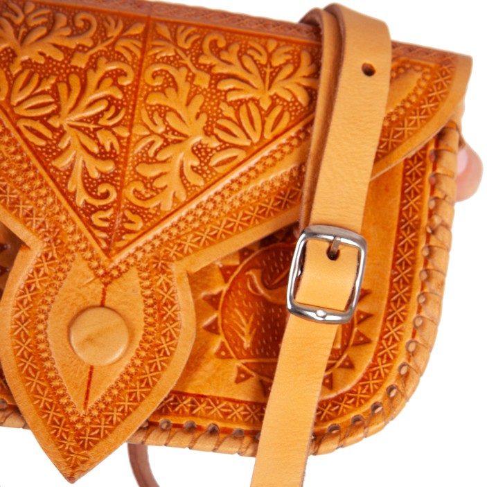Ręcznie robiona miodowa portmonetka skórzana z tłoczonymi motywami wielbłądów. Marokańskie rzemiosło, praktyczne kieszenie, unikatowy design. (7)