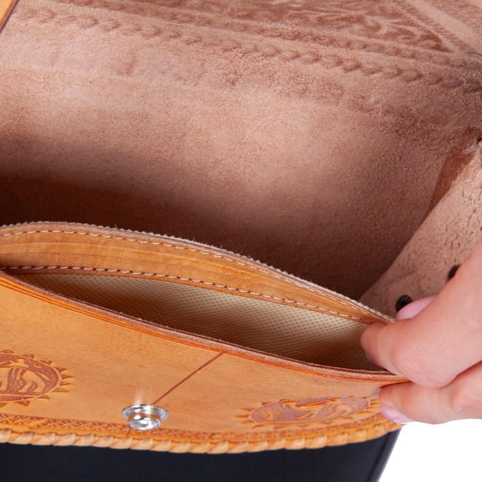 Ręcznie robiona miodowa portmonetka skórzana z tłoczonymi motywami wielbłądów. Marokańskie rzemiosło, praktyczne kieszenie, unikatowy design. (8)