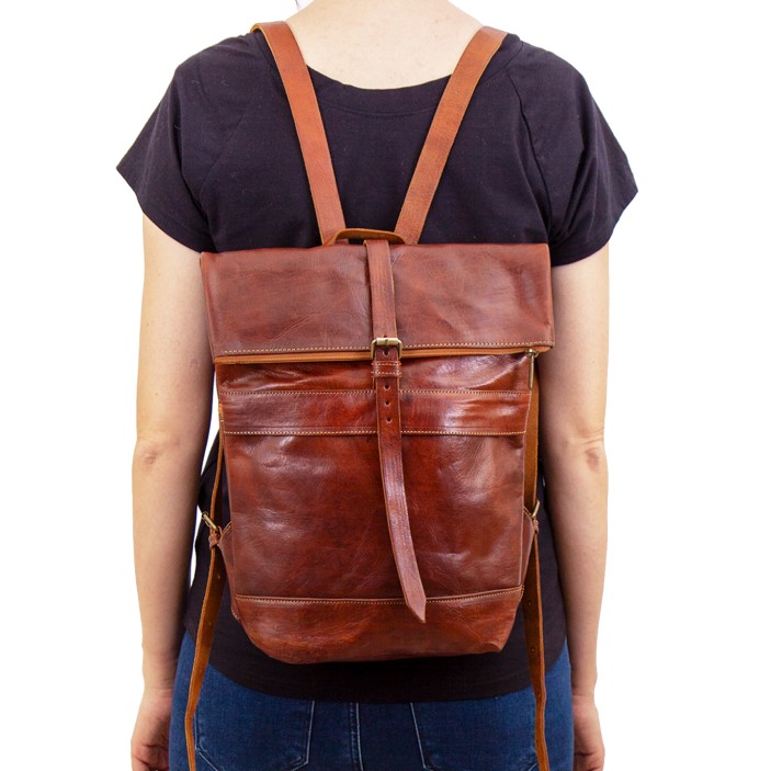 Ręcznie wykonany plecak skórzany roll-top w koniakowym kolorze. Naturalna skóra, dwie kieszenie zewnętrzne. Marokańskie rzemiosło w miejskim stylu. (1)