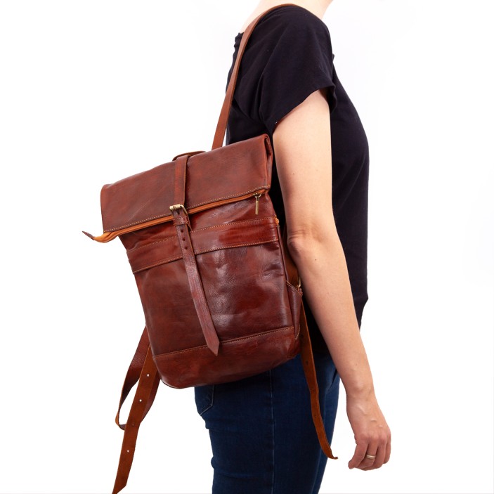 Ręcznie wykonany plecak skórzany roll-top w koniakowym kolorze. Naturalna skóra, dwie kieszenie zewnętrzne. Marokańskie rzemiosło w miejskim stylu. (2)