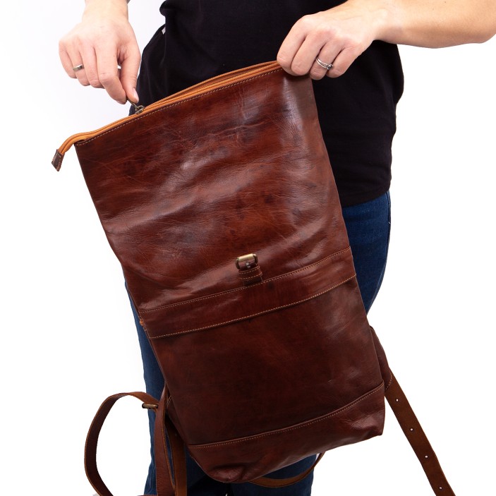Ręcznie wykonany plecak skórzany roll-top w koniakowym kolorze. Naturalna skóra, dwie kieszenie zewnętrzne. Marokańskie rzemiosło w miejskim stylu. (4)