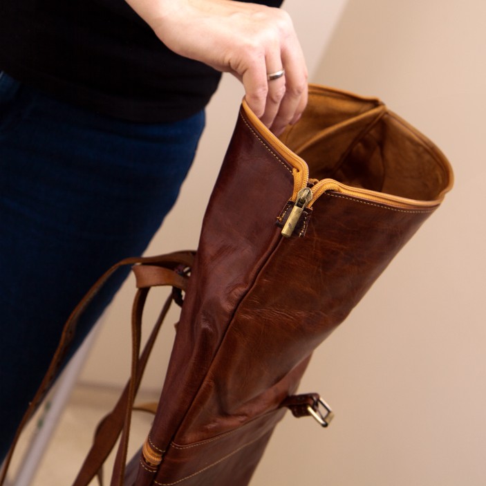 Ręcznie wykonany plecak skórzany roll-top w koniakowym kolorze. Naturalna skóra, dwie kieszenie zewnętrzne. Marokańskie rzemiosło w miejskim stylu. (6)