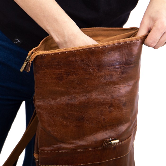 Ręcznie wykonany plecak skórzany roll-top w koniakowym kolorze. Naturalna skóra, dwie kieszenie zewnętrzne. Marokańskie rzemiosło w miejskim stylu. (7)