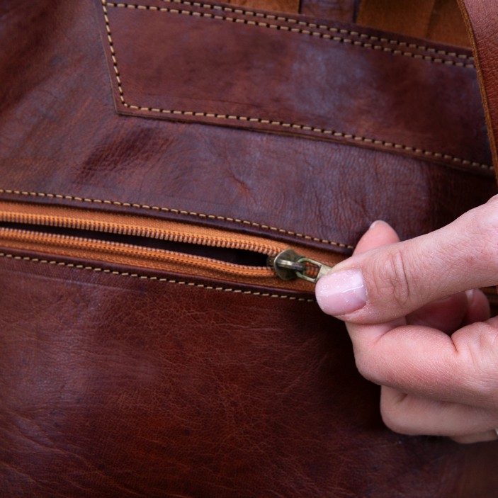 Ręcznie wykonany plecak skórzany roll-top w koniakowym kolorze. Naturalna skóra, dwie kieszenie zewnętrzne. Marokańskie rzemiosło w miejskim stylu. (9)