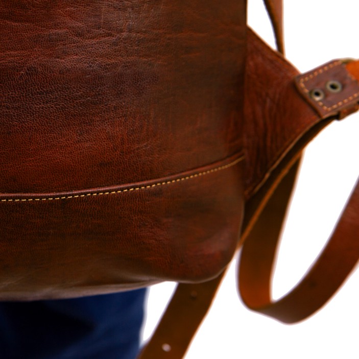 Ręcznie wykonany plecak skórzany roll-top w koniakowym kolorze. Naturalna skóra, dwie kieszenie zewnętrzne. Marokańskie rzemiosło w miejskim stylu. (10)