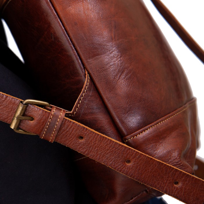 Ręcznie wykonany plecak skórzany roll-top w koniakowym kolorze. Naturalna skóra, dwie kieszenie zewnętrzne. Marokańskie rzemiosło w miejskim stylu. (11)