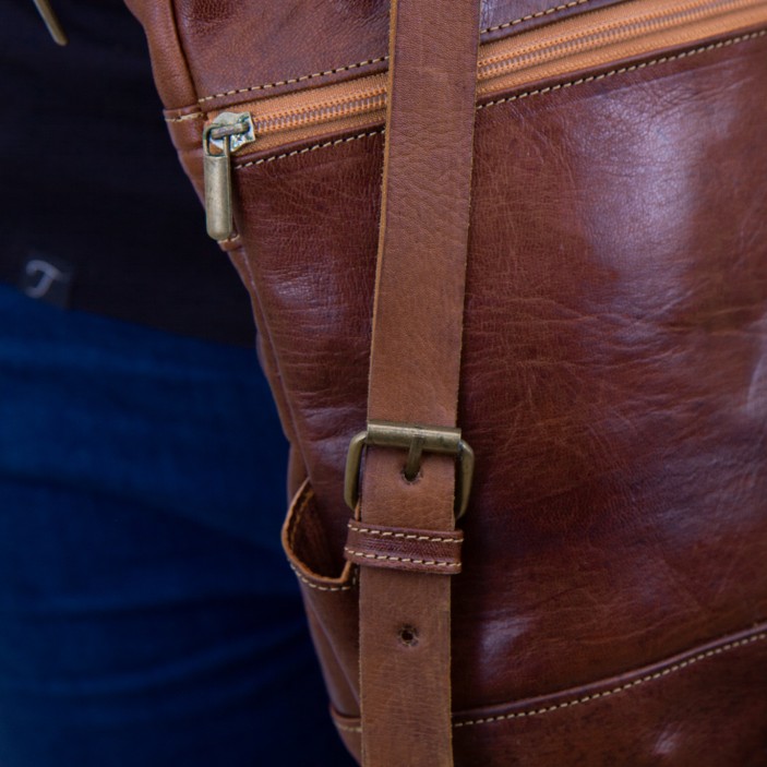 Ręcznie wykonany plecak skórzany roll-top w koniakowym kolorze. Naturalna skóra, dwie kieszenie zewnętrzne. Marokańskie rzemiosło w miejskim stylu. (12)