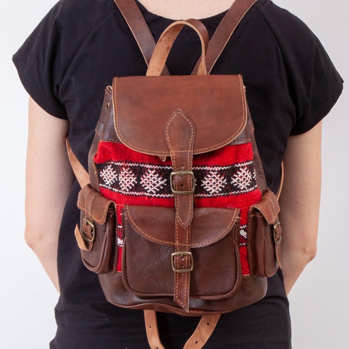 Ręcznie robiony plecak skórzany z tradycyjnym wełnianym wzorem. Naturalna skóra, 4 kieszenie zewnętrzne, kompaktowe wymiary 30×20×10 cm. (1)