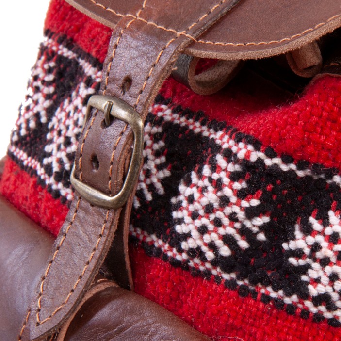 Ręcznie robiony plecak skórzany z tradycyjnym wełnianym wzorem. Naturalna skóra, 4 kieszenie zewnętrzne, kompaktowe wymiary 30×20×10 cm. (3)