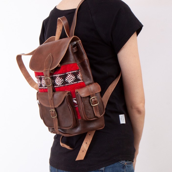 Ręcznie robiony plecak skórzany z tradycyjnym wełnianym wzorem. Naturalna skóra, 4 kieszenie zewnętrzne, kompaktowe wymiary 30×20×10 cm. (4)