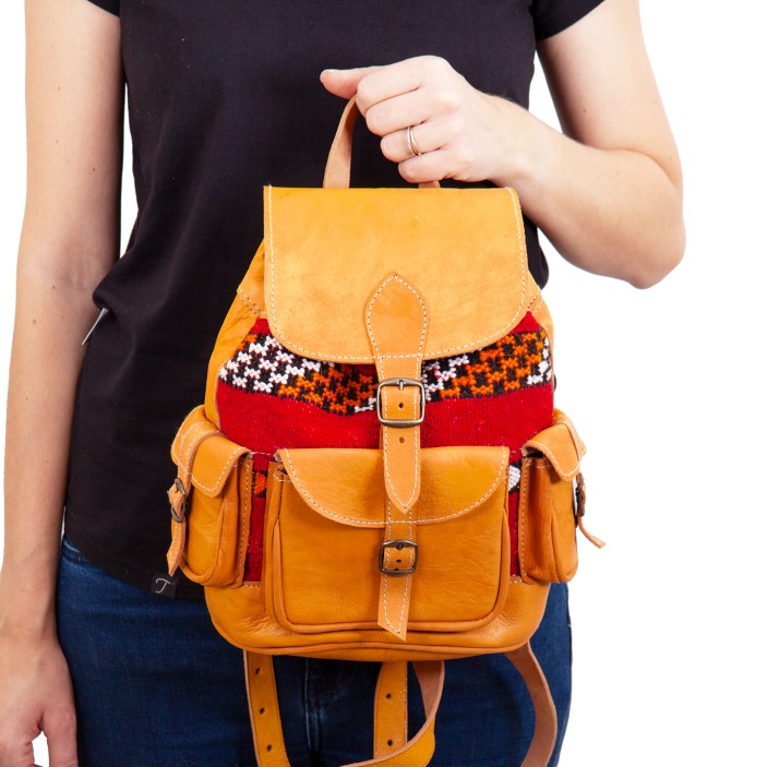 Miodowy plecak skórzany z czerwonym, wełnianym wzorem. Naturalna skóra, cztery praktyczne kieszenie, kompaktowe wymiary 30×20×10 cm. (1)