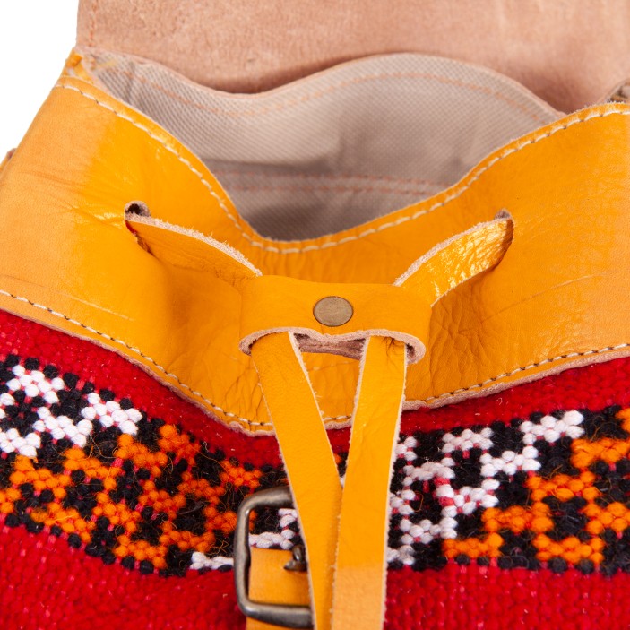 Miodowy plecak skórzany z czerwonym, wełnianym wzorem. Naturalna skóra, cztery praktyczne kieszenie, kompaktowe wymiary 30×20×10 cm. (7)