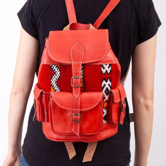 Czerwony plecak z naturalnej skóry z wełnianym, etnicznym wzorem. Cztery funkcjonalne kieszenie, kompaktowy rozmiar, ręczne wykonanie. (1)