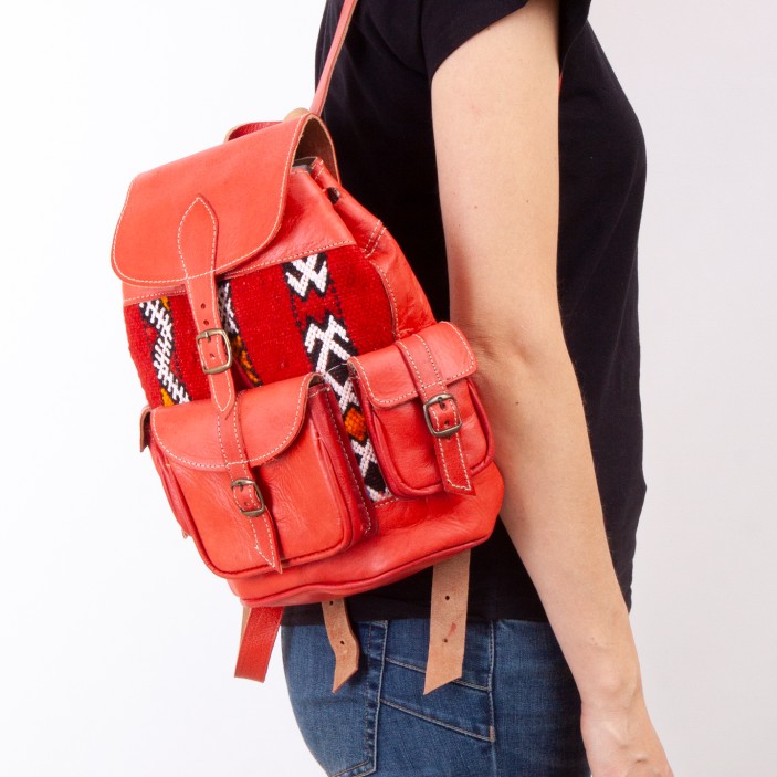 Czerwony plecak z naturalnej skóry z wełnianym, etnicznym wzorem. Cztery funkcjonalne kieszenie, kompaktowy rozmiar, ręczne wykonanie. (2)