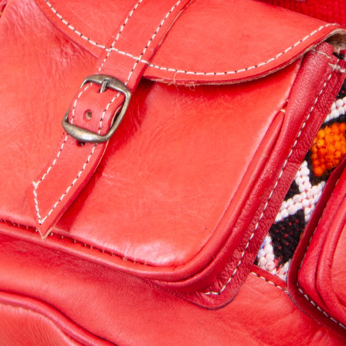 Czerwony plecak z naturalnej skóry z wełnianym, etnicznym wzorem. Cztery funkcjonalne kieszenie, kompaktowy rozmiar, ręczne wykonanie. (4)