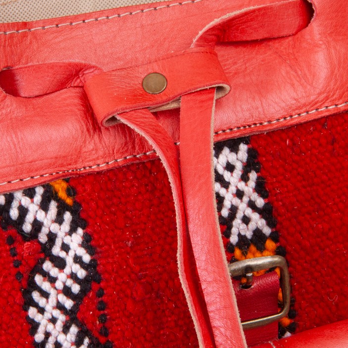 Czerwony plecak z naturalnej skóry z wełnianym, etnicznym wzorem. Cztery funkcjonalne kieszenie, kompaktowy rozmiar, ręczne wykonanie. (6)