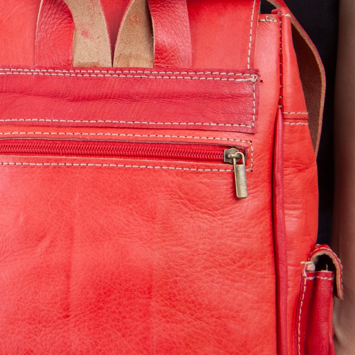 Czerwony plecak z naturalnej skóry z wełnianym, etnicznym wzorem. Cztery funkcjonalne kieszenie, kompaktowy rozmiar, ręczne wykonanie. (7)