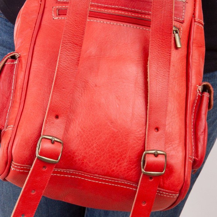 Czerwony plecak z naturalnej skóry z wełnianym, etnicznym wzorem. Cztery funkcjonalne kieszenie, kompaktowy rozmiar, ręczne wykonanie. (8)