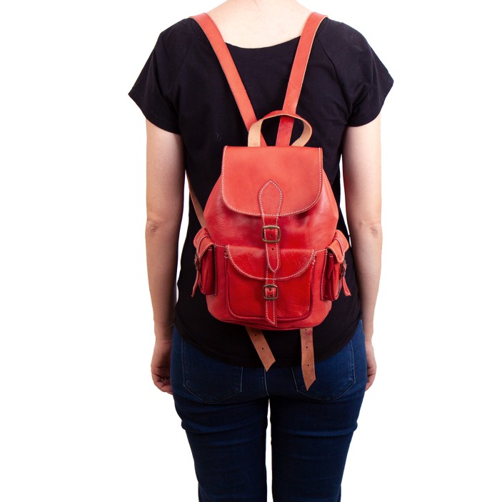 Czerwony plecak z naturalnej skóry wykonany ręcznie w Maroku. Kompaktowe wymiary 30×20×10 cm, cztery kieszenie, minimalistyczny design. (1)