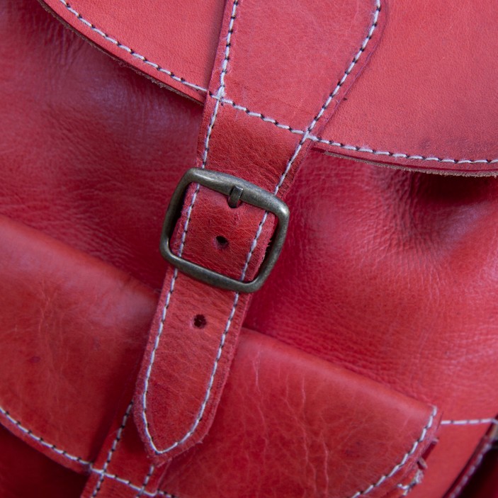 Czerwony plecak z naturalnej skóry wykonany ręcznie w Maroku. Kompaktowe wymiary 30×20×10 cm, cztery kieszenie, minimalistyczny design. (2)