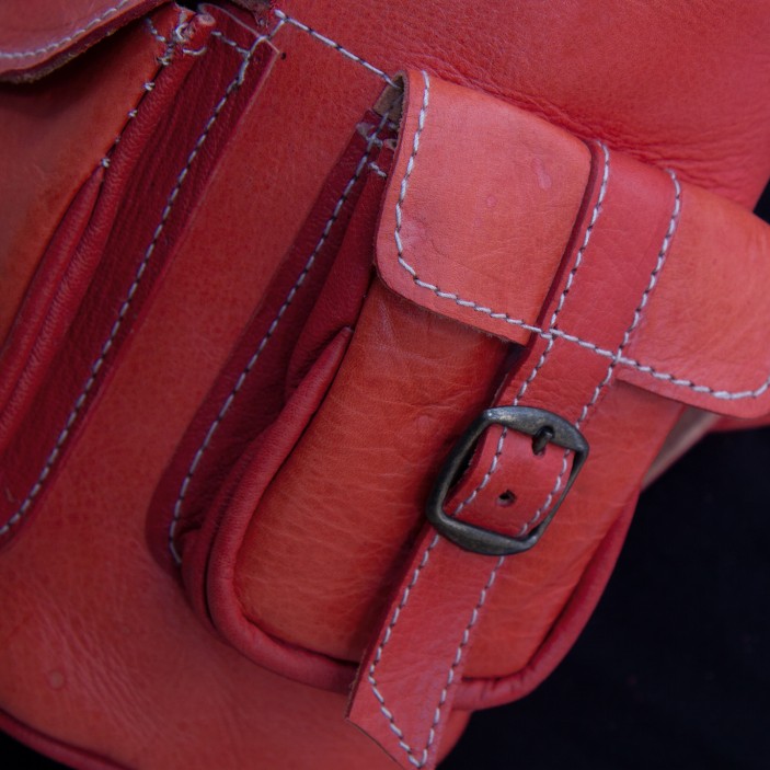 Czerwony plecak z naturalnej skóry wykonany ręcznie w Maroku. Kompaktowe wymiary 30×20×10 cm, cztery kieszenie, minimalistyczny design. (3)