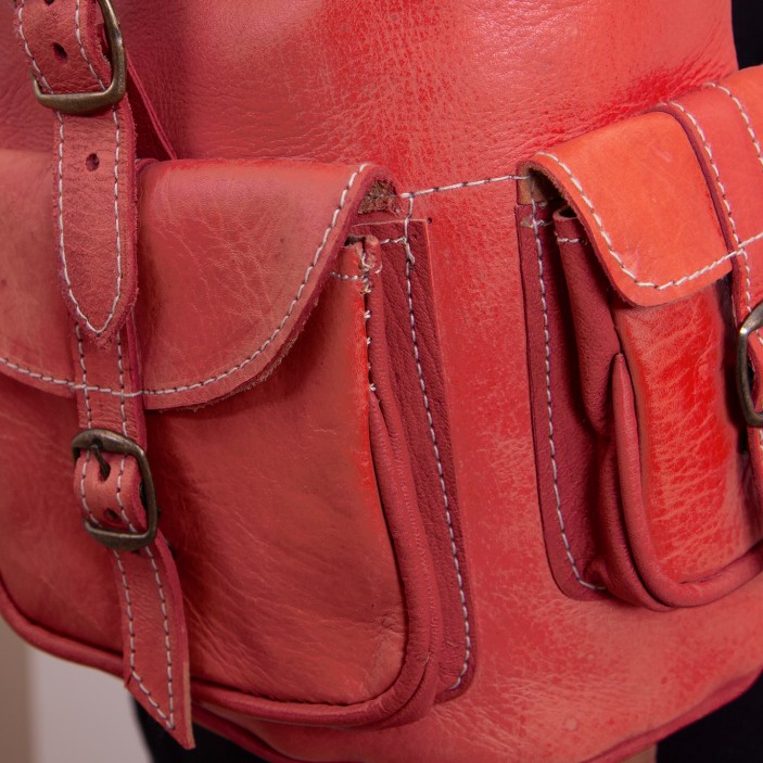 Czerwony plecak z naturalnej skóry wykonany ręcznie w Maroku. Kompaktowe wymiary 30×20×10 cm, cztery kieszenie, minimalistyczny design. (4)
