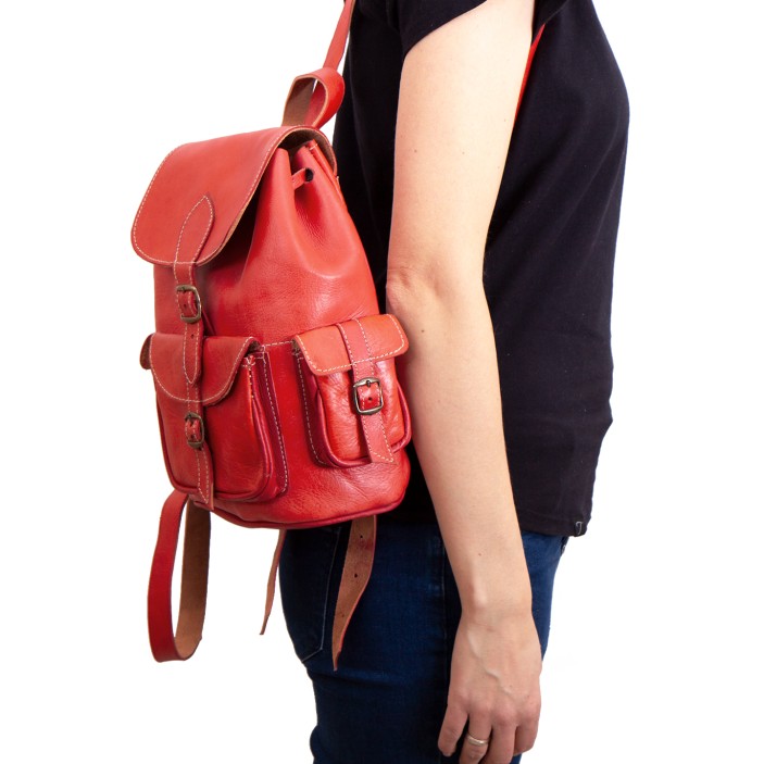 Czerwony plecak z naturalnej skóry wykonany ręcznie w Maroku. Kompaktowe wymiary 30×20×10 cm, cztery kieszenie, minimalistyczny design. (5)