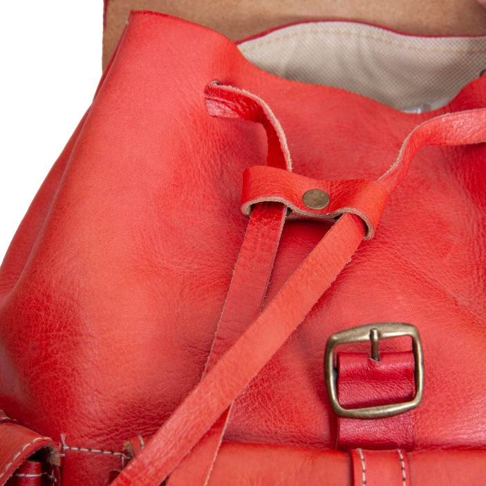 Czerwony plecak z naturalnej skóry wykonany ręcznie w Maroku. Kompaktowe wymiary 30×20×10 cm, cztery kieszenie, minimalistyczny design. (7)