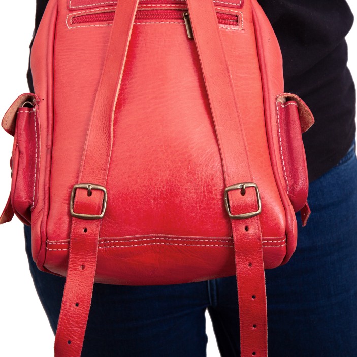 Czerwony plecak z naturalnej skóry wykonany ręcznie w Maroku. Kompaktowe wymiary 30×20×10 cm, cztery kieszenie, minimalistyczny design. (8)