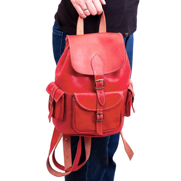 Czerwony plecak z naturalnej skóry wykonany ręcznie w Maroku. Kompaktowe wymiary 30×20×10 cm, cztery kieszenie, minimalistyczny design. (9)